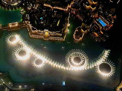 Fontanny w Downtown Dubai nocą