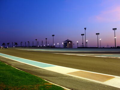 Nitka toru Yas Marina o zmierzchu