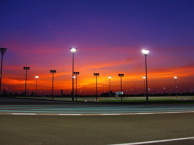 Yas Marina pod wieczornym niebem