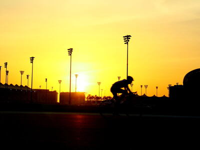 Tor Yas Marina o zachodzie słońca